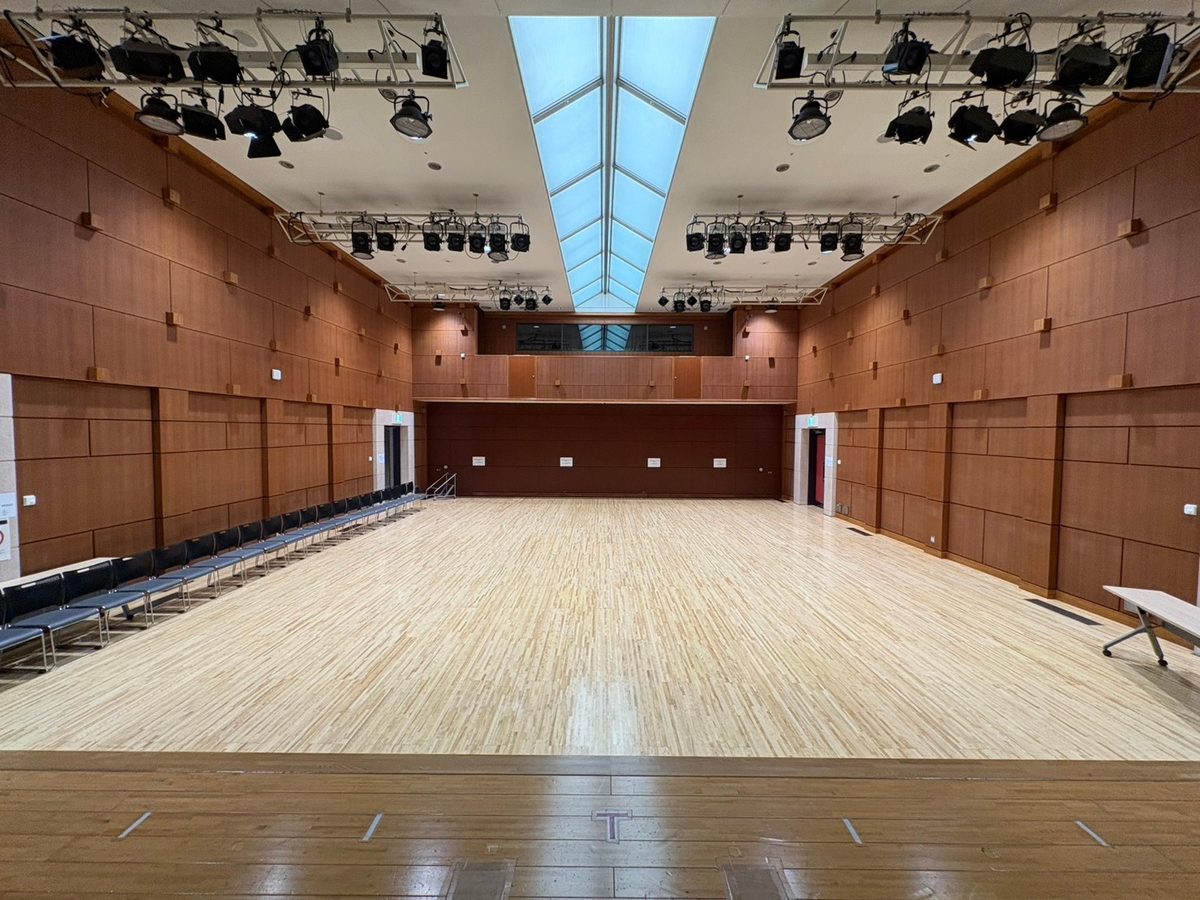 日本橋社会教育会館 8階ホール。床がフローリングの広いホール