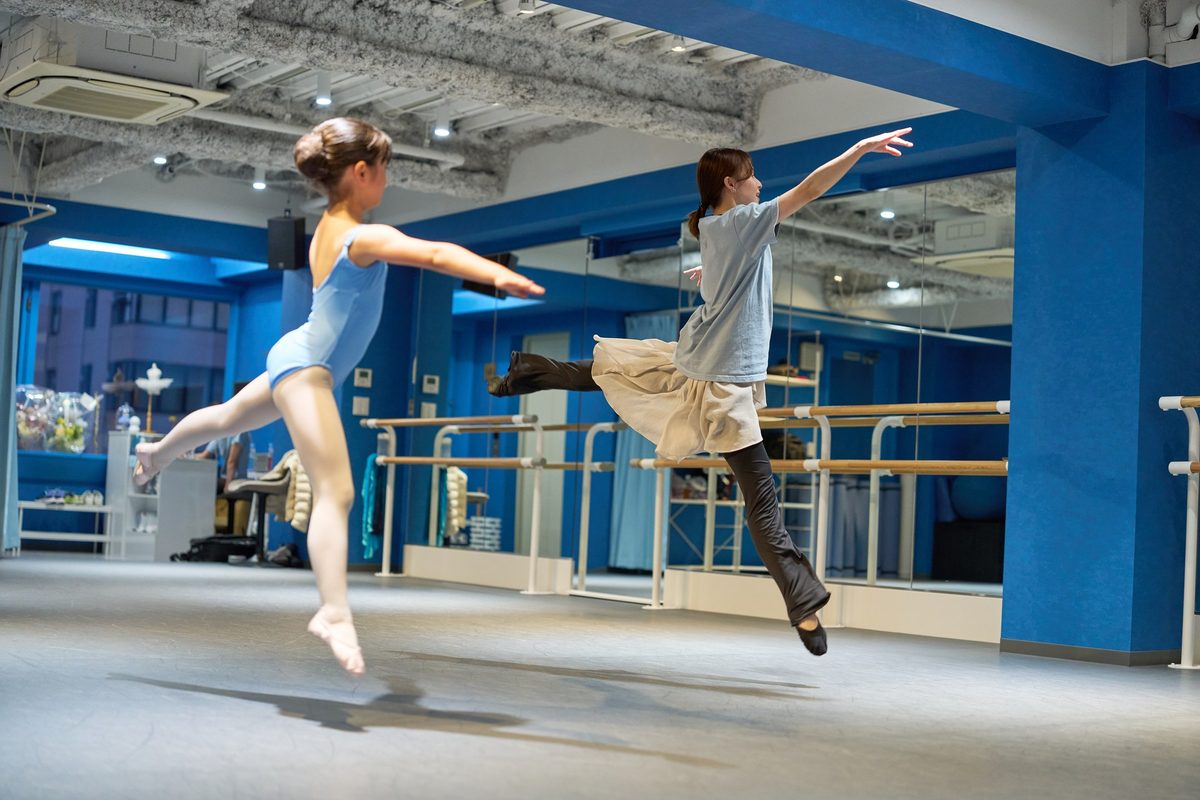 Ballet Studio CONFYのスタジオでレッスンする講師と生徒